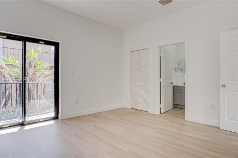 House in Miami, Florida 1 bedroom, 60.39 sq.m. № 2402226 - photo 14