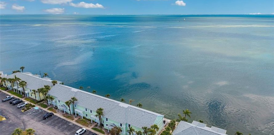 Townhouse in Saint Petersburg, Florida 2 bedrooms, 104.42 sq.m. № 1722547