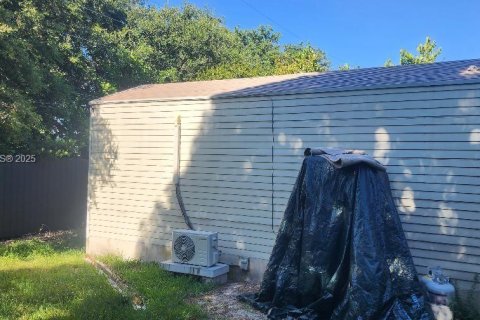 Villa ou maison à vendre à Hialeah, Floride: 3 chambres, 154.78 m2 № 2014384 - photo 6