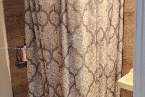 Villa ou maison à vendre à Hialeah, Floride: 3 chambres, 154.78 m2 № 2014384 - photo 5