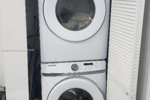 Villa ou maison à vendre à Hialeah, Floride: 3 chambres, 154.78 m2 № 2014384 - photo 11