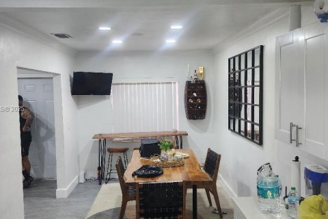 Villa ou maison à vendre à Hialeah, Floride: 3 chambres, 154.78 m2 № 2014384 - photo 7