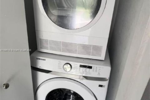 Villa ou maison à vendre à Hialeah, Floride: 3 chambres, 154.78 m2 № 2014384 - photo 22