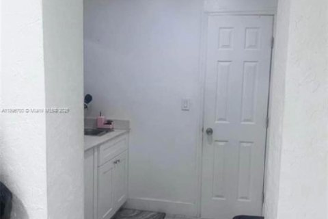 Villa ou maison à vendre à Hialeah, Floride: 3 chambres, 154.78 m2 № 2014384 - photo 21