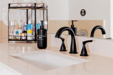 Купить кондоминиум в Майами, Флорида 2 спальни, 100.06м2, № 2022022 - фото 20