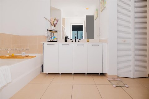 Купить кондоминиум в Майами, Флорида 2 спальни, 100.06м2, № 2022022 - фото 17