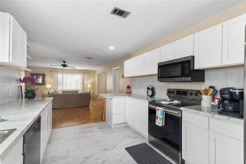 Villa ou maison à vendre à Palm Bay, Floride: 4 chambres, 169.55 m2 № 2425590 - photo 12