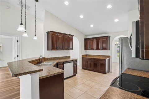 House in Ocala, Florida 3 bedrooms, 178.84 sq.m. № 2222667 - photo 8