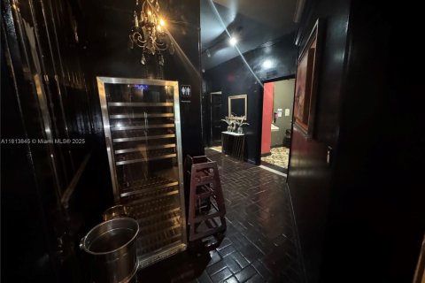 Commercial property in Hollywood, Florida № 1874344 - photo 15