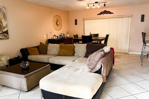 Propiedad comercial en venta en Deltona, Florida, 4 dormitorios, 188.96 m2 № 2106223 - foto 15