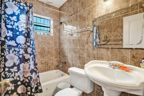 Commercial property in Miami, Florida 155.89 sq.m. № 1988677 - photo 17