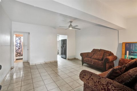 Commercial property in Miami, Florida 155.89 sq.m. № 1988677 - photo 10