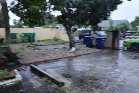 Propiedad comercial en venta en Miami, Florida, 155.89 m2 № 1988677 - foto 2