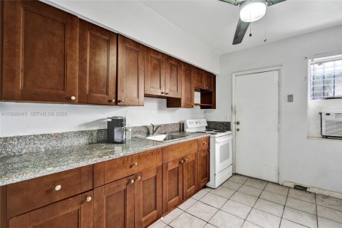 Commercial property in Miami, Florida 155.89 sq.m. № 1988677 - photo 14