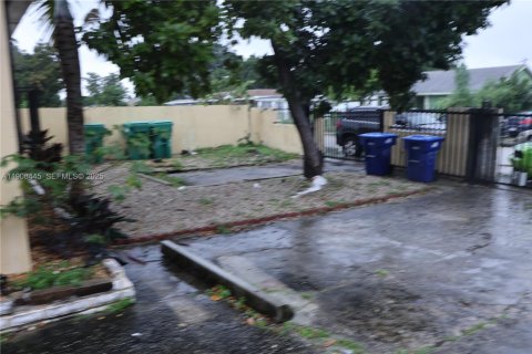 Propiedad comercial en venta en Miami, Florida, 155.89 m2 № 1988677 - foto 1