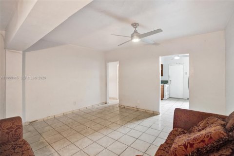 Commercial property in Miami, Florida 155.89 sq.m. № 1988677 - photo 13