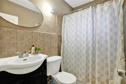 Commercial property in Miami, Florida 155.89 sq.m. № 1988677 - photo 7