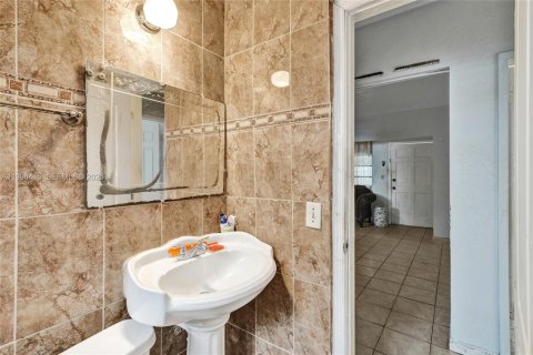 Commercial property in Miami, Florida 155.89 sq.m. № 1988677 - photo 18