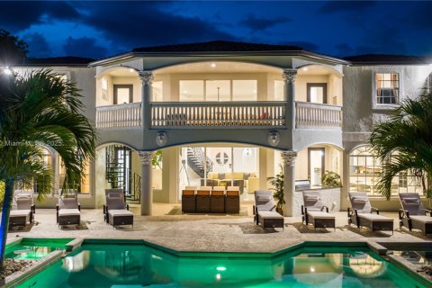 Villa ou maison à louer à Palm City, Floride: 9 chambres, 458.84 m2 № 2013058 - photo 2