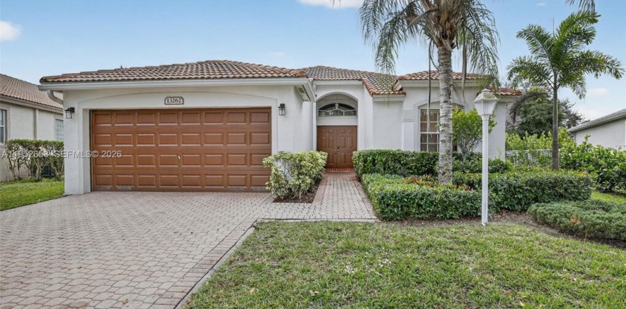 Casa en Pembroke Pines, Florida 3 dormitorios, 155.89 m2 № 2008863