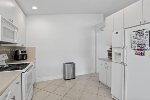 Casa en venta en Pembroke Pines, Florida, 3 dormitorios, 155.89 m2 № 2008863 - foto 14