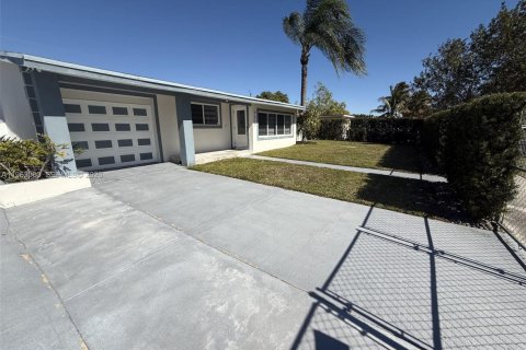 Villa ou maison à louer à Cutler Bay, Floride: 3 chambres № 2025577 - photo 2