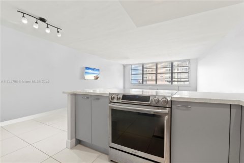 Copropriété à vendre à Sunny Isles Beach, Floride: 55.28 m2 № 1763860 - photo 17