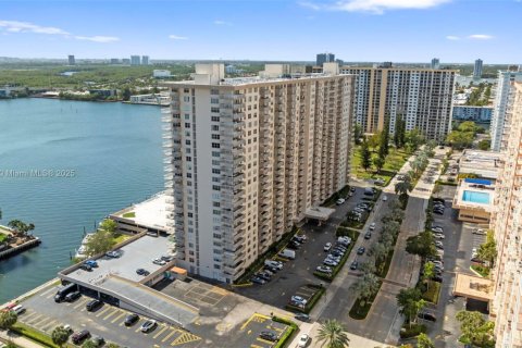 Copropriété à vendre à Sunny Isles Beach, Floride: 55.28 m2 № 1763860 - photo 1