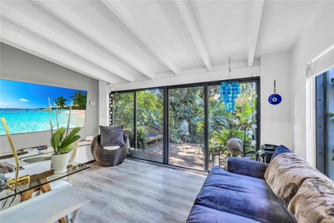 House in Miami, Florida 3 bedrooms, 133.31 sq.m. № 2071280 - photo 11