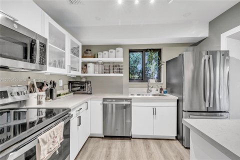 House in Miami, Florida 3 bedrooms, 133.31 sq.m. № 2071280 - photo 6