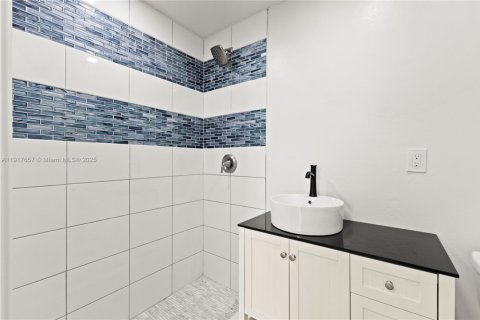 Commercial property in Miami, Florida 185.8 sq.m. № 1972535 - photo 20