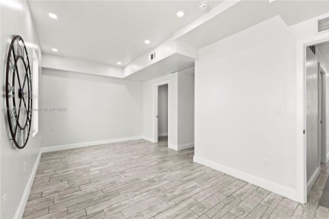 Commercial property in Miami, Florida 185.8 sq.m. № 1972535 - photo 29