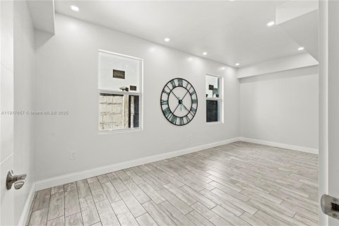 Commercial property in Miami, Florida 185.8 sq.m. № 1972535 - photo 30