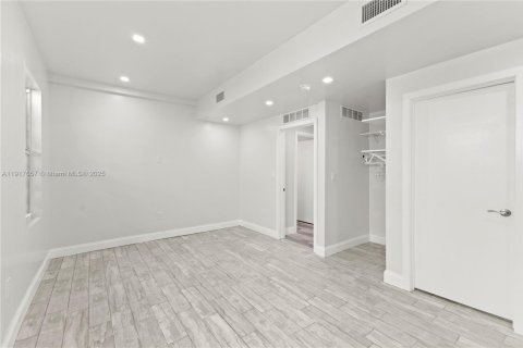 Commercial property in Miami, Florida 185.8 sq.m. № 1972535 - photo 18