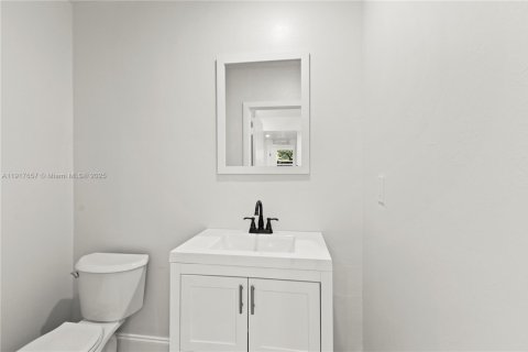 Commercial property in Miami, Florida 185.8 sq.m. № 1972535 - photo 22