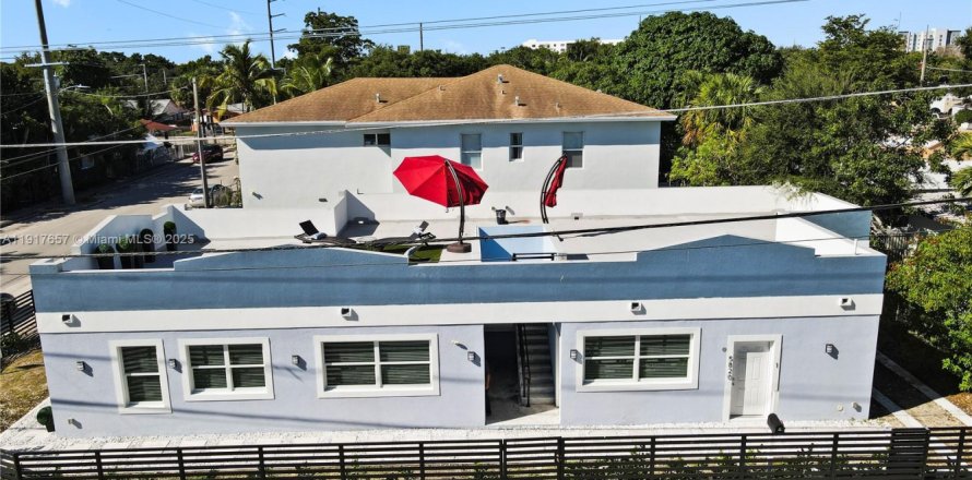 Commercial property in Miami, Florida 185.8 sq.m. № 1972535