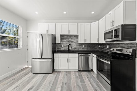 Commercial property in Miami, Florida 185.8 sq.m. № 1972535 - photo 15