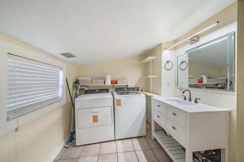 House in Sarasota, Florida 3 bedrooms, 135.36 sq.m. № 2200243 - photo 21