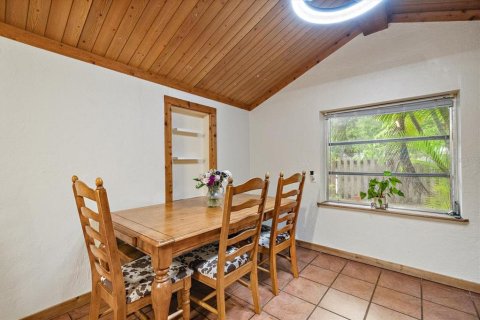 House in Sarasota, Florida 3 bedrooms, 135.36 sq.m. № 2200243 - photo 10
