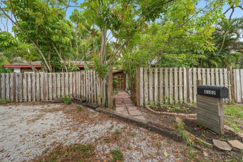 House in Sarasota, Florida 3 bedrooms, 135.36 sq.m. № 2200243 - photo 2