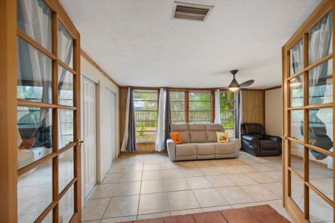 House in Sarasota, Florida 3 bedrooms, 135.36 sq.m. № 2200243 - photo 13