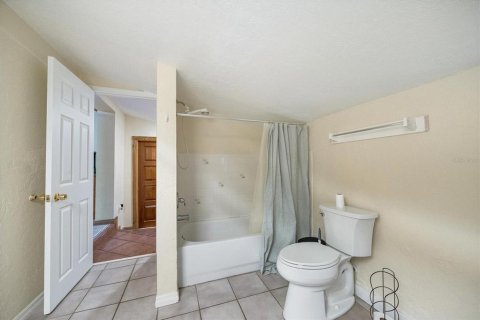 House in Sarasota, Florida 3 bedrooms, 135.36 sq.m. № 2200243 - photo 22