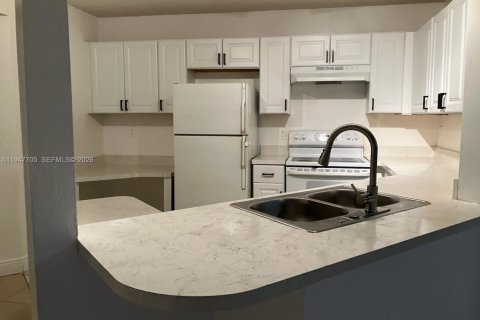Снять в аренду кондоминиум в Помпано-Бич, Флорида 2 спальни, 96.15м2, № 2003853 - фото 2