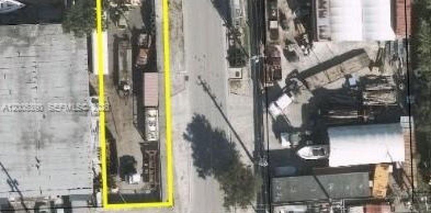 Commercial property in Hialeah, Florida № 2170622