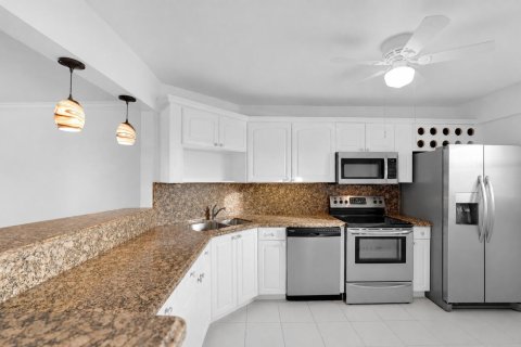 Condo in Pompano Beach, Florida, 2 bedrooms  № 2338020 - photo 9