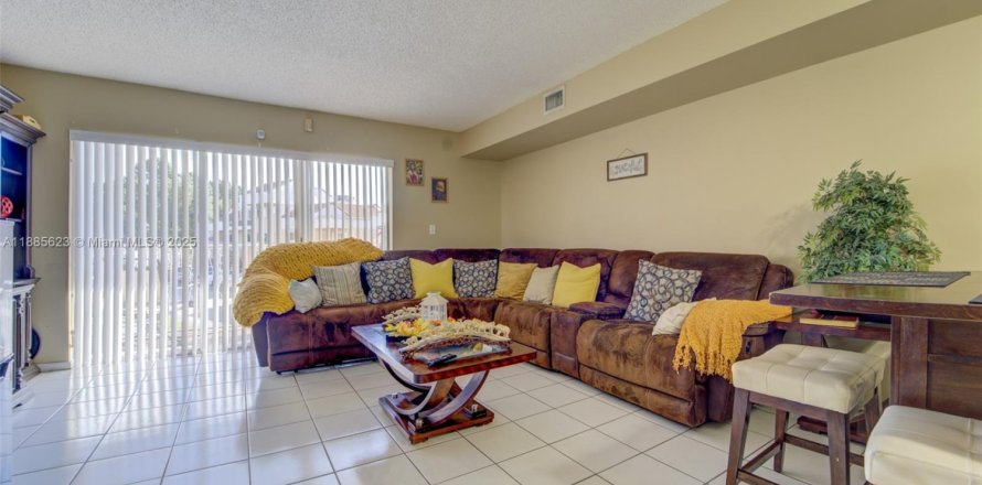 Condominio en Miami, Florida, 2 dormitorios  № 1940958