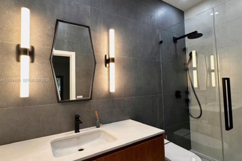 House in Miami, Florida 5 bedrooms, 421.78 sq.m. № 2067797 - photo 13