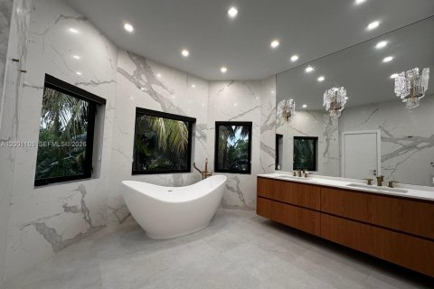 House in Miami, Florida 5 bedrooms, 421.78 sq.m. № 2067797 - photo 8