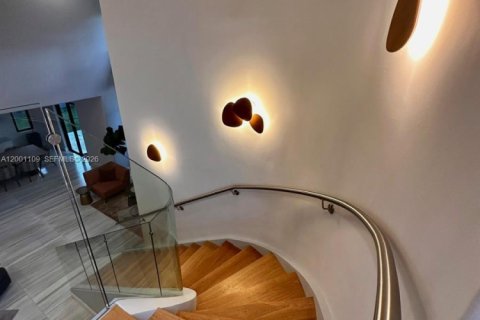 House in Miami, Florida 5 bedrooms, 421.78 sq.m. № 2067797 - photo 18