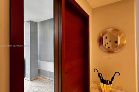 House in Miami, Florida 5 bedrooms, 421.78 sq.m. № 2067797 - photo 20